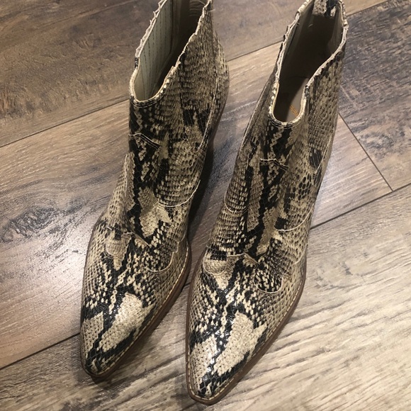 Sam Edelman Snakeskin Print Block Heel 8 - Picture 5 of 10